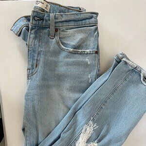 Abercrombie Boyfriend Mid Rise Lightwash Jean, Size 26